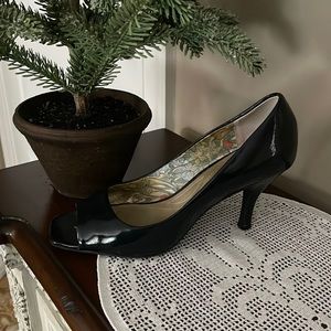 Tahari navy patent open toe heels 9M